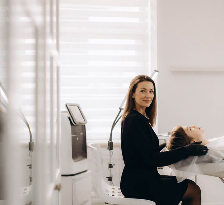 Le Dr Stéphanie Cousin dans son cabinet de consultation à Rennes
