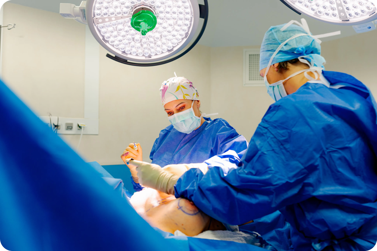 Équipe au bloc opératoire pour une chirurgie esthétique près de Rennes