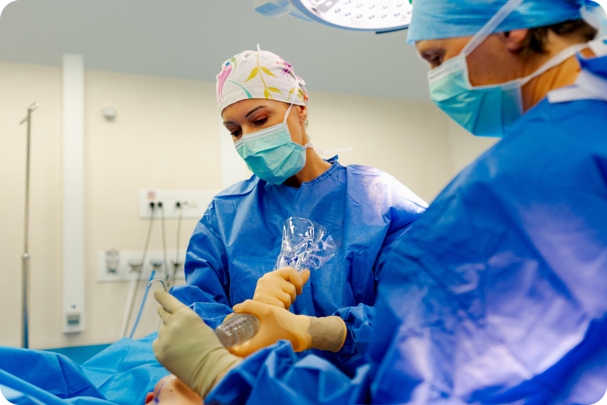 Opération de chirurgie esthétique au bloc opératoire près de Rennes