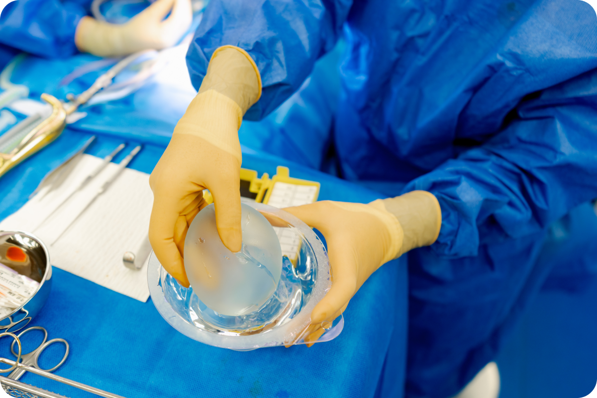 Prothèse mammaire utilisée en chirurgie esthétique à la Clinique de L'Impératrice près de Rennes