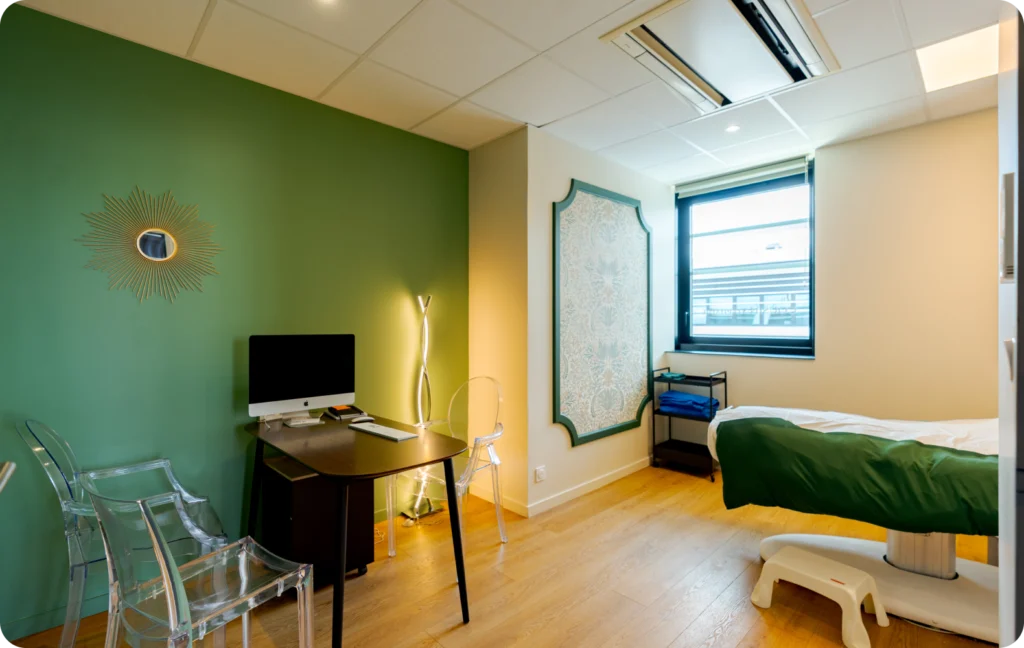 Salle équipée pour les soins esthétiques, l’épilation laser et la médecine esthétique près de Rennes