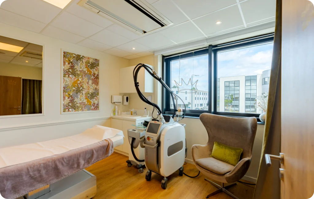 Salle équipée pour les traitements de médecine esthétique, la cryolipolyse et le body contouring près de Rennes 11 bureau-soins-esthetiques-rennes