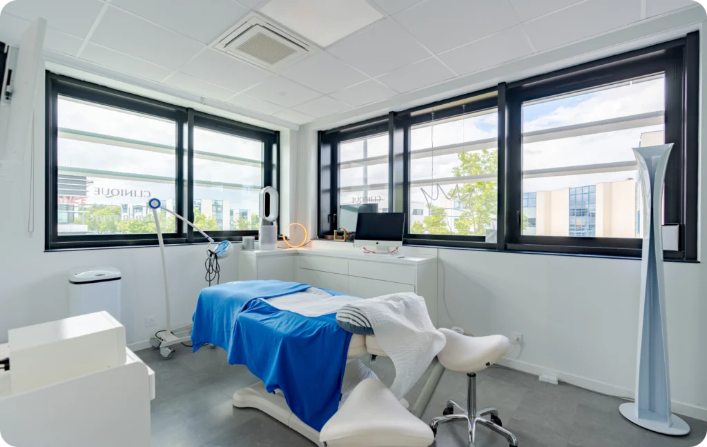 Salle médicale lumineuse de la Clinique de L’Impératrice pour les soins esthétiques près de Rennes
