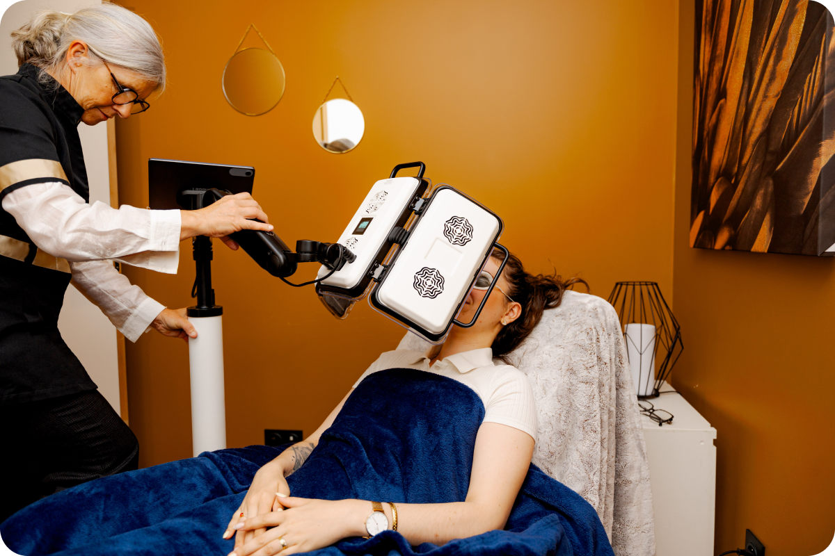 Soin LED du visage en médecine esthétique à la Clinique de L'Impératrice à Rennes