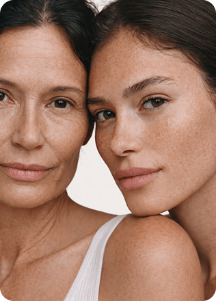 Deux femmes au teint éclatant, résultats de soins esthétiques du visage